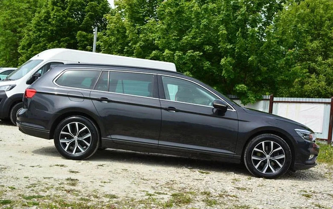 Volkswagen Passat cena 79900 przebieg: 123000, rok produkcji 2019 z Raciąż małe 562